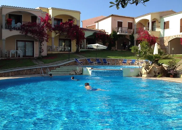 Isa-residence With Swimming-pool In Badesi, With Air Conditioning And Private Outdoor Space Apartahotel