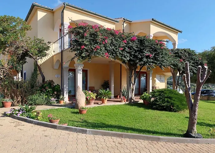 Isa-residence With Swimming-pool In Badesi, With Air Conditioning And Private Outdoor Space Apartahotel Badesi