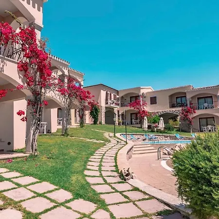 Isa-residence With Swimming-pool In Badesi, With Air Conditioning And Private Outdoor Space