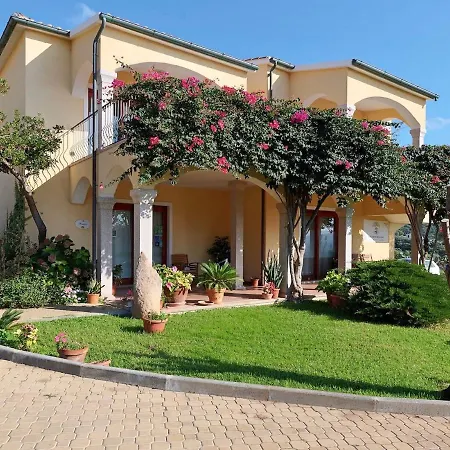 Isa-residence With Swimming-pool In Badesi, With Air Conditioning And Private Outdoor Space Aparthotel Badesi