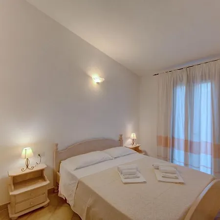 Isa-residence With Swimming-pool In Badesi, With Air Conditioning And Private Outdoor Space *