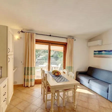 Aparthotel Isa-residence: Poolside With Air Conditioning In Badesi