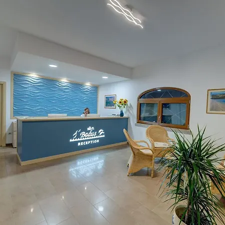 Isa-residence With Swimming-pool In Badesi, With Air Conditioning And Private Outdoor Space Aparthotel Badesi