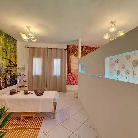 Isa-residence: Poolside With Air Conditioning In Aparthotel *