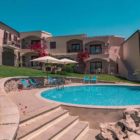 Isa-residence: Poolside With Air Conditioning In Aparthotel