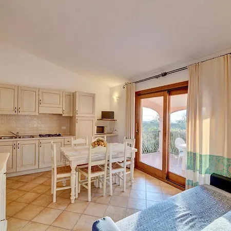 Isa-residence: Poolside With Air Conditioning In Aparthotel Badesi
