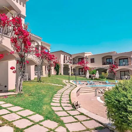 Isa-residence: Poolside With Air Conditioning In Badesi