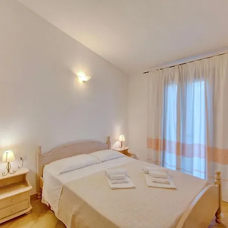 Isa-residence With Swimming-pool In Badesi, With Air Conditioning And Private Outdoor Space *