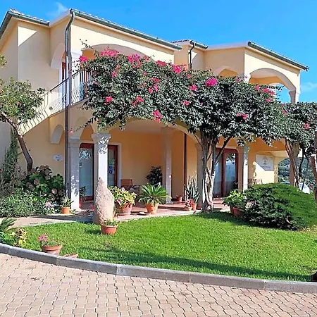 Isa-residence With Swimming-pool In Badesi, With Air Conditioning And Private Outdoor Space باديسي