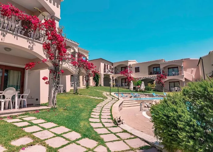 Isa-residence With Swimming-pool In Badesi, With Air Conditioning And Private Outdoor Space