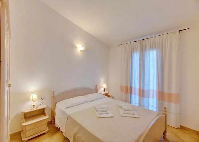 Isa-residence With Swimming-pool In Badesi, With Air Conditioning And Private Outdoor Space 3*